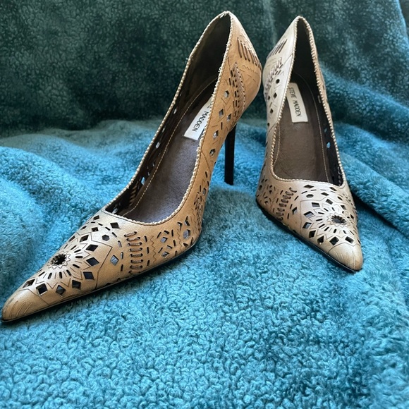 Camel-colored soft leather cut-out pointy toes pumps. Perfect color for Autumn! - Picture 3 of 8